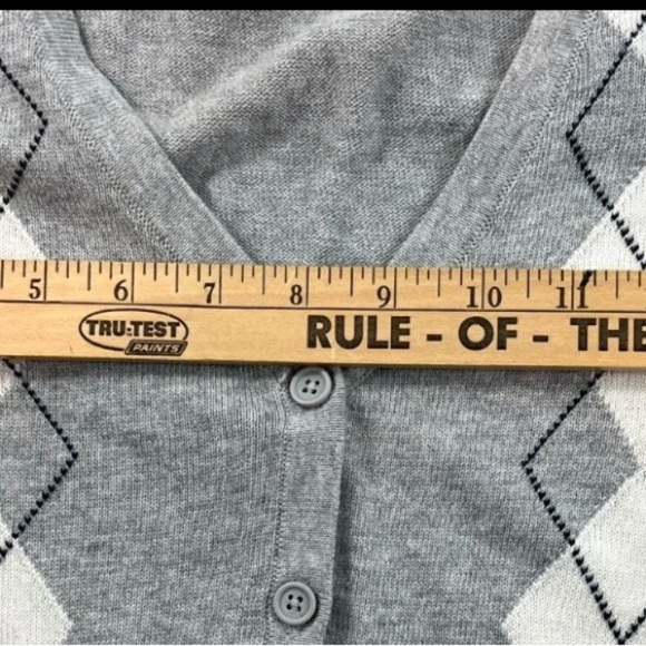 Brandy Melville Gray Argyle V-Neck Cropped Sweater - Picture 5 of 5